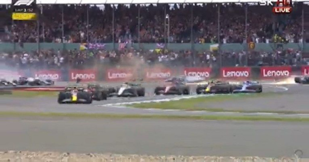 Sudar na startu utrke u Silverstoneu, vozač Alfe iznesen na nosilima