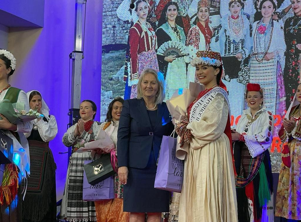 MISS POLITIKE ODLIKOVALA MISS DIJASPORE Hrvatica iz Kanade proglašena najljepšom