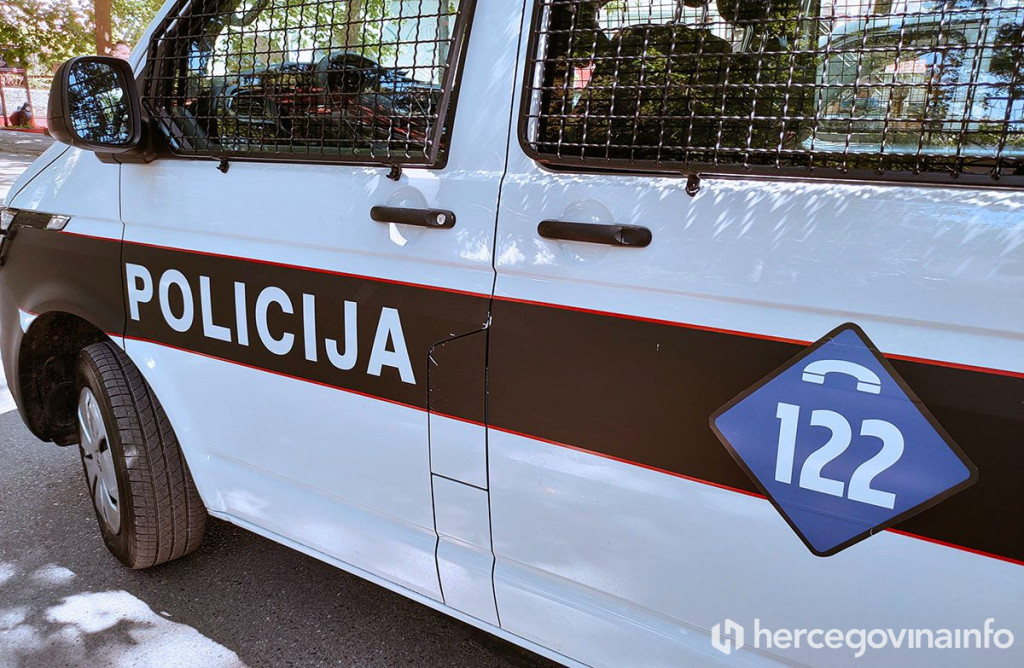 ZANIMLJIV VIKEND Policija ganjala polugole osobe koje su plesale ispred trgovine u Mostaru