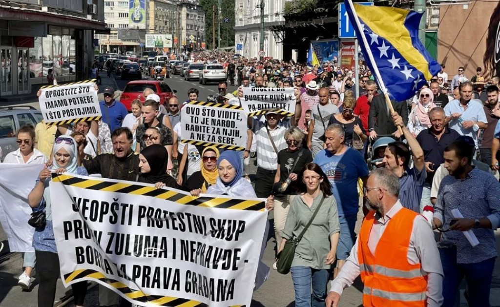Počeli prosvjedi prosvjedi protiv vlasti u BiH, u Sarajevu se okupio veliki broj građana