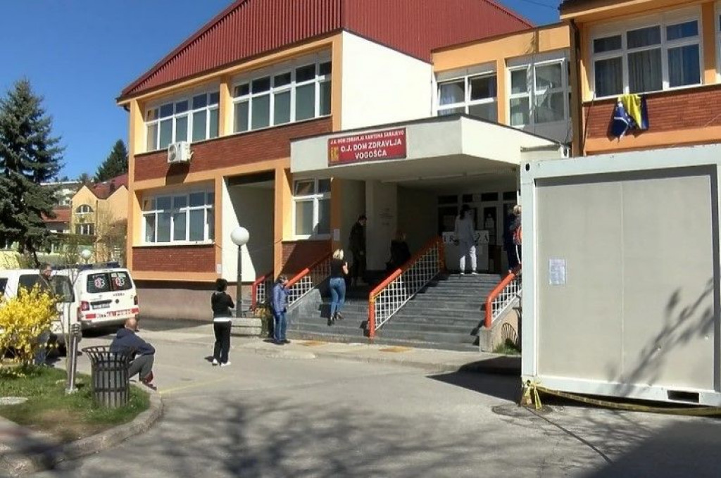 NESVAKIDAŠNJA SITUACIJA Liječnica kod Sarajeva porodila trudnicu ispred Doma zdravlja