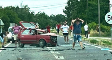 49-godišnjak poginuo u sudaru Golfa i kamiona