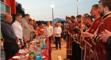 Srpski član Predsjedništva otvorio crpku i poveo sedam svećenika