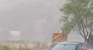 Olujno nevrijeme pogodilo Hercegovinu, grom udario pored snimatelja u Grudama