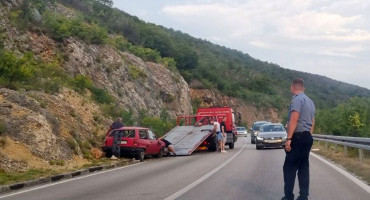 Još jedna nezgoda južno od Mostara, auto završio na krovu