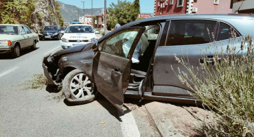 Automobil u Mahali udario u banderu, jedna osoba ozlijeđena