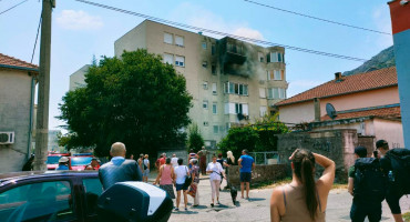 SEDAM VATROGASNIH VOZILA NA LICU MJESTA Planuo stan u Mostaru, građani gledaju kako gori