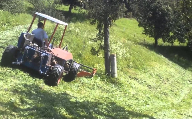 NEOBIČNA NESREĆA 65-godišnji traktorist poginuo dok je kosio travu