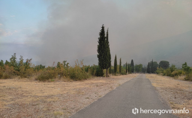 Ponovno buknuo veliki požar između Čitluka i Čapljine, vatra prijetila i kućama