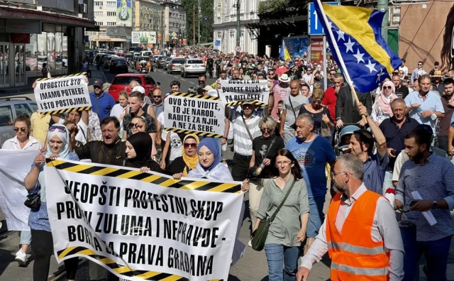 Počeli prosvjedi prosvjedi protiv vlasti u BiH, u Sarajevu se okupio veliki broj građana