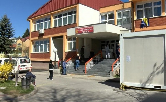 NESVAKIDAŠNJA SITUACIJA Liječnica kod Sarajeva porodila trudnicu ispred Doma zdravlja