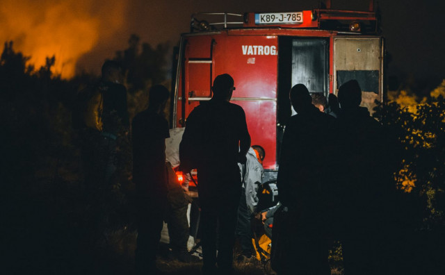 BORBA ČITLUČKIH I ČAPLJINSKIH VATROGASACA  Požar gasili cijelu noć i situacija je jutros pod kontrolom, spašen Motel 'Karaotok'