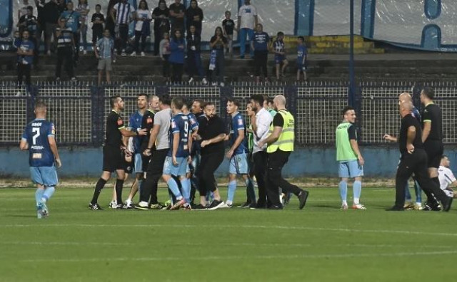 Željezničar i Leotar remizirali pred 8000 gledatelja, nakon utakmice stožer domaćih utrčao u teren
