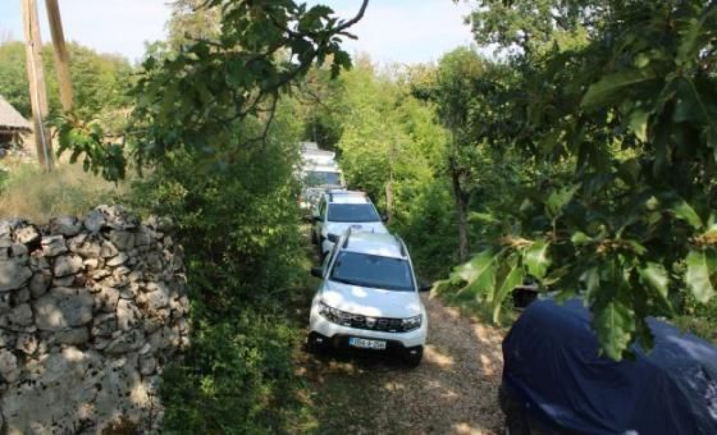 AKCIJA ŠIROKOBRIJEŠKE POLICIJE Pronašli su vrećicu s marihuanom, sudjelovao i pas za detekciju droga