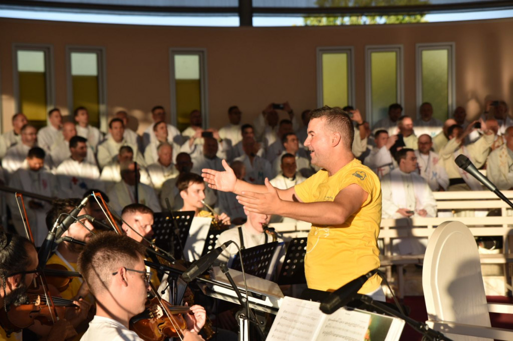 MOSTARSKI DIRIGENT DAMIR BUNOZA "Ovo je moj godišnji odmor, ovakav svijet treba biti"