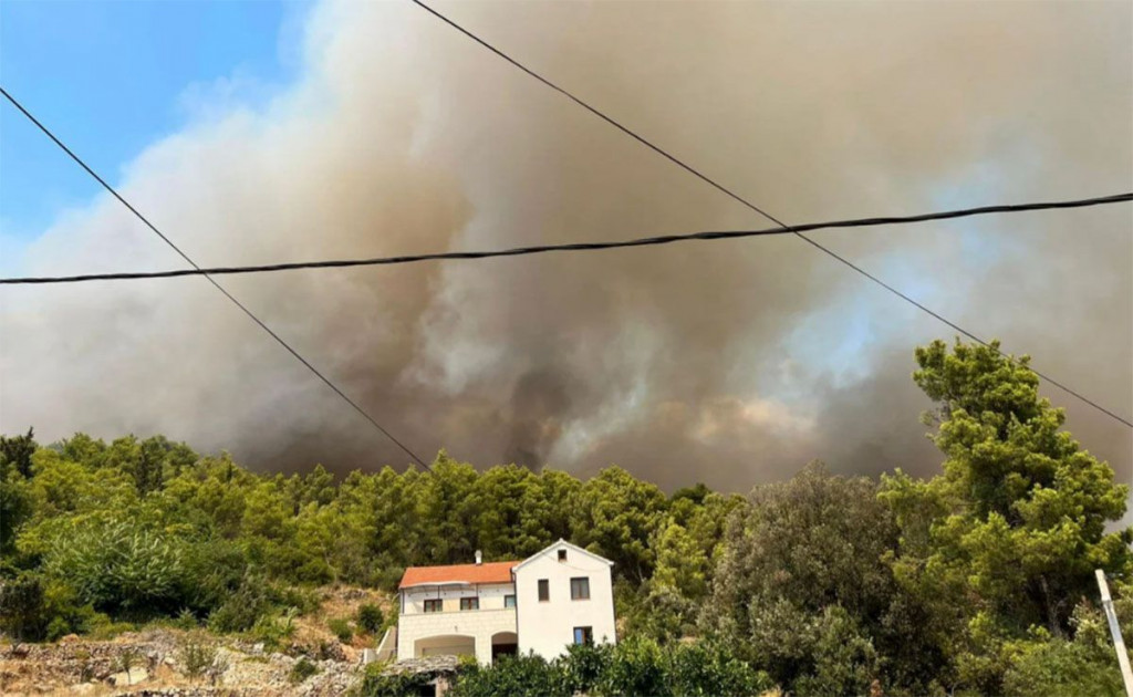 DRAMA NA HVARU Izbila dva požara, poginuo muškarac spašavajući imovinu