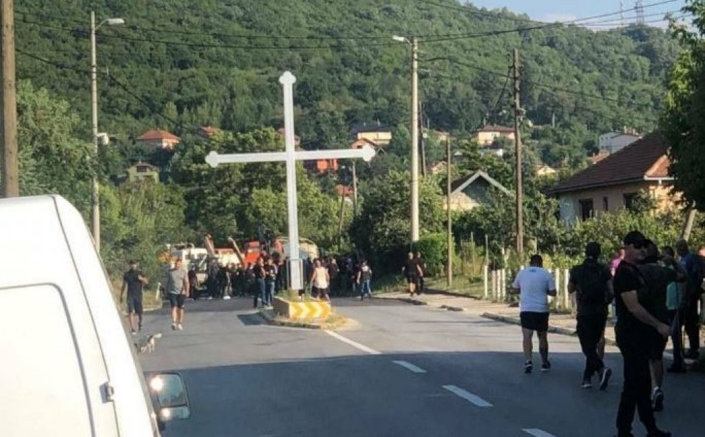 UKLONJENE BARIKADE Kosovski ministar kaže da je maskirana skupina iz Srbije pucala na policiju
