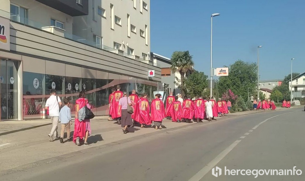UDALJEN IZ CRKVE Tko je neposlušni svećenik čiji su sljedbenici u crvenim plaštevima uznemirili vjernike u Međugorju?
