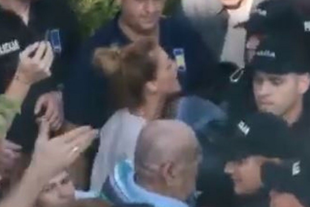 MJEŠTANI LIVANJSKIH SELA NA NOGAMA Specijalci naguravaju žene koje pjevaju "Kriste u tvoje ime..."
