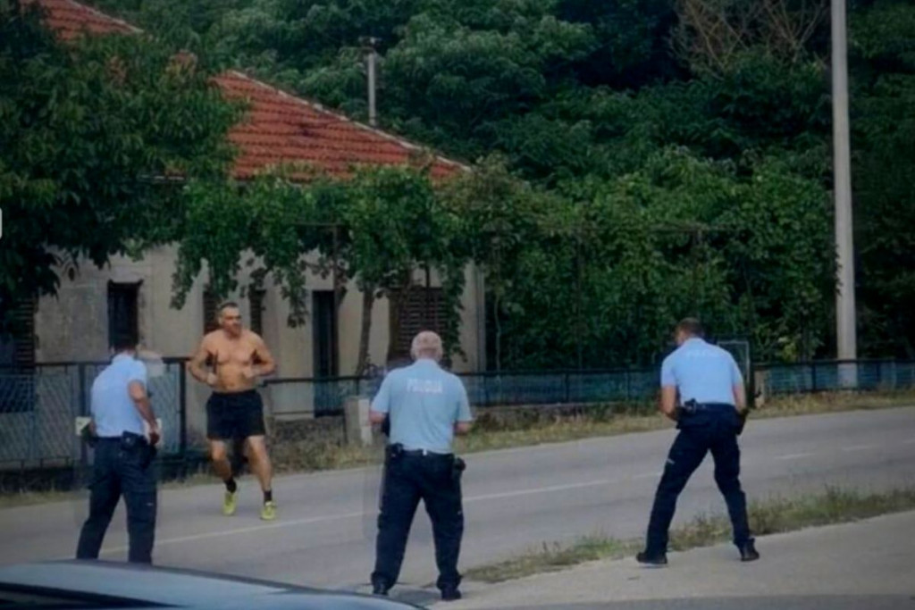 3 NA 1 Evo muškarca koji maše i prijeti nožem po Drinovcima