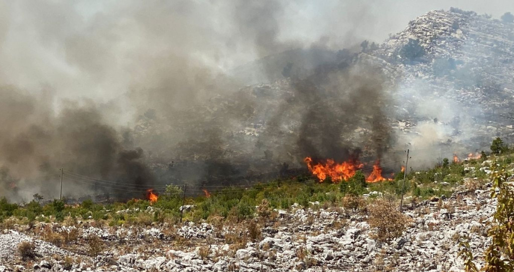 SITUACIJA MALO BOLJA U Neumu požar i dalje aktivan, potreban helikopter OS BiH