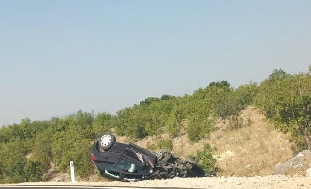 Tri osobe ozlijeđene u prevrtanju automobila u Stocu
