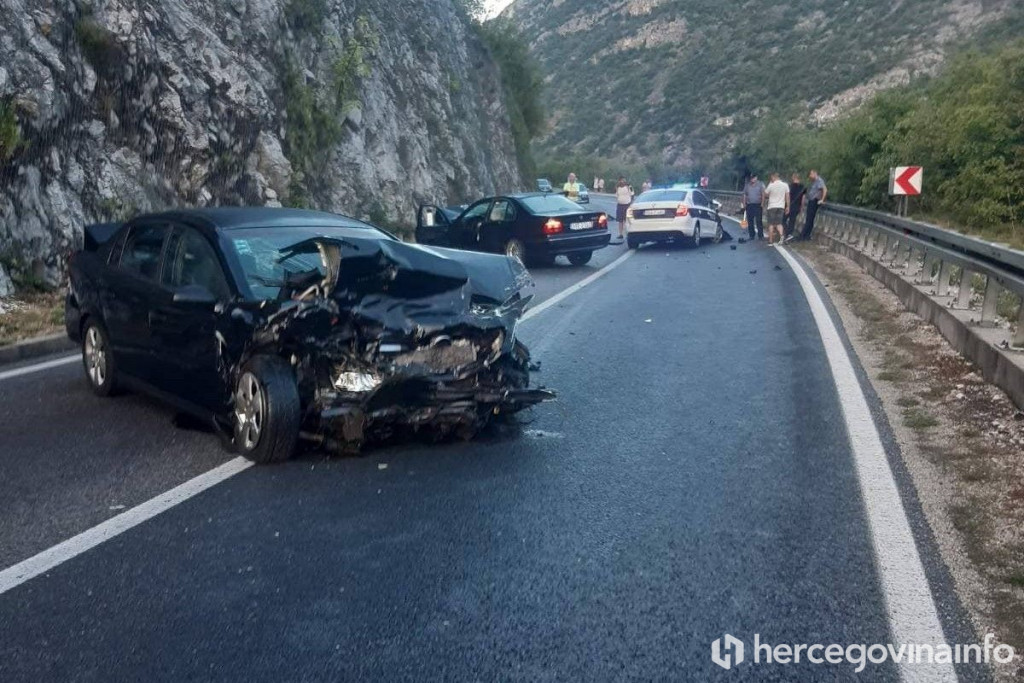 Automobil se kod Žitomislića zabio u policijsko vozilo, ima i ozlijeđenih