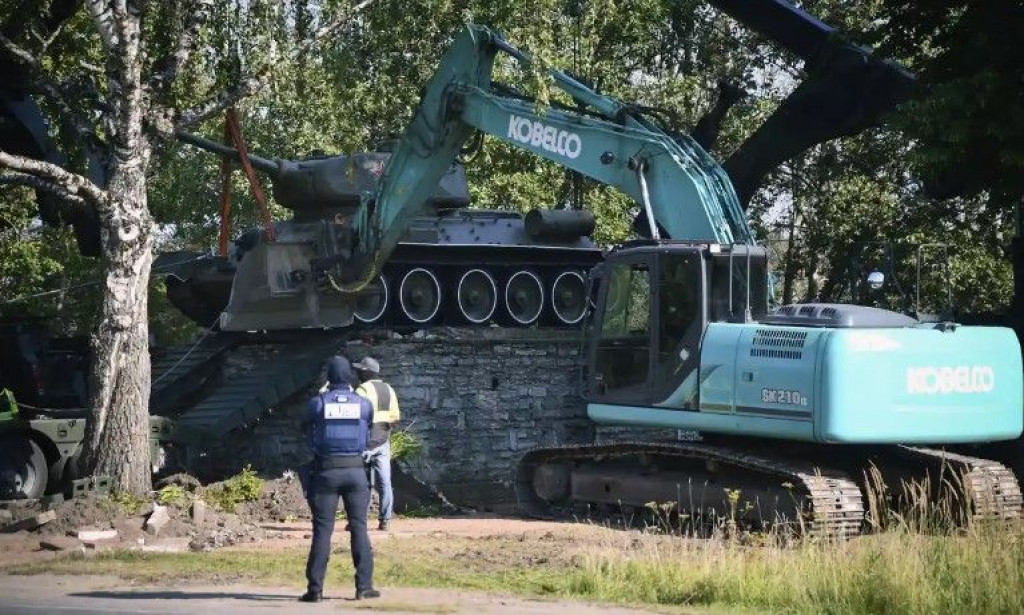 DEKOMUNIZACIJA DRUŠTVA Baltička država uklanja sve sovjetske spomenike