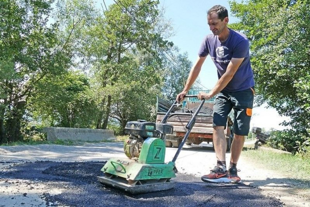 Vijećnik koji asfaltira cestu: "Ako neće nadležni, hoću ja"