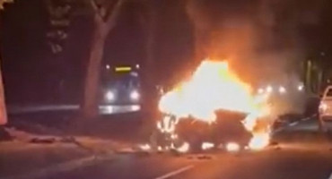 Beograd,zapaljen automobil,bandera