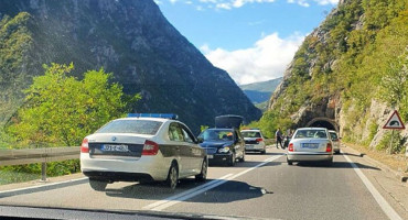 Sudar između Mostara i Drežnice, ozlijeđen motociklist