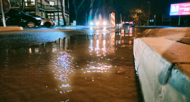Pukla cijev na tek obnovljenoj prometnici