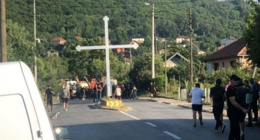 UKLONJENE BARIKADE Kosovski ministar kaže da je maskirana skupina iz Srbije pucala na policiju