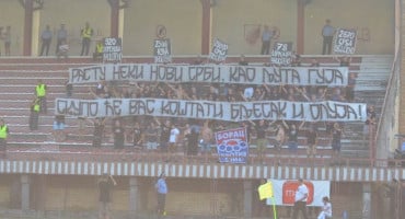 Navijači Borca skandirali Ratku Mladiću i podigli poruku o 'Bljesku' i 'Oluji'