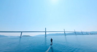 Ekipa iz Mostara napravila impresivne snimke Pelješkog mosta, jedan se vozio električnoj dasci za surfanje