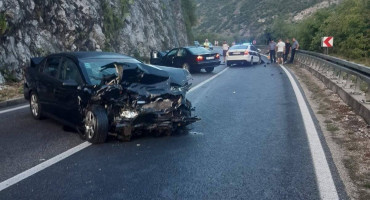 Automobil se kod Žitomislića zabio u policijsko vozilo, ima i ozlijeđenih