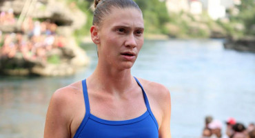 Prije nego je počela pobjeđivati u Mostaru, radila je kao zabavljač na kruzerima