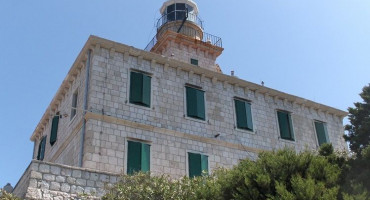 IZGUBILI SE NA OTOKU Svjetioničar našao četvero stranih državljana na stijenama