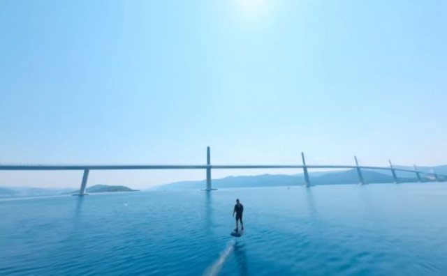 Ekipa iz Mostara napravila impresivne snimke Pelješkog mosta, jedan se vozio na električnoj dasci za surfanje