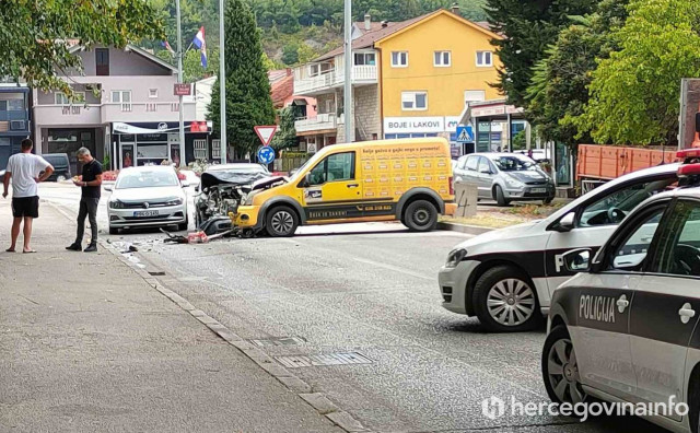 U Dubrovačkoj ulici sudar tri auta, najmanje jedna osoba ozlijeđena