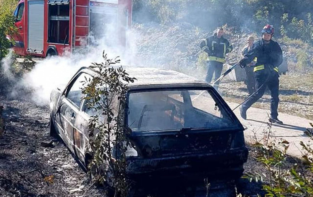 U PREDGRAĐU MOSTARA U potpunosti izgorio osobni automobil