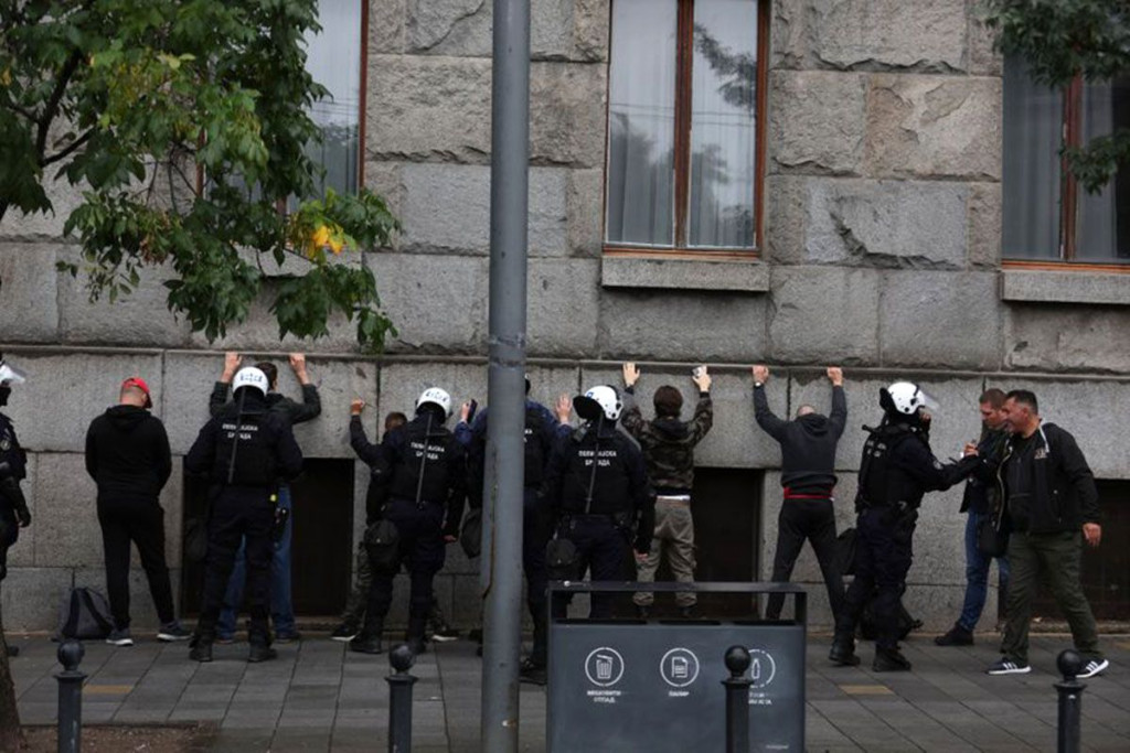 INCIDENT U BEOGRADU Huligani napali policiju, ozlijeđeno 13 policajaca. Privedeno više desetaka osoba