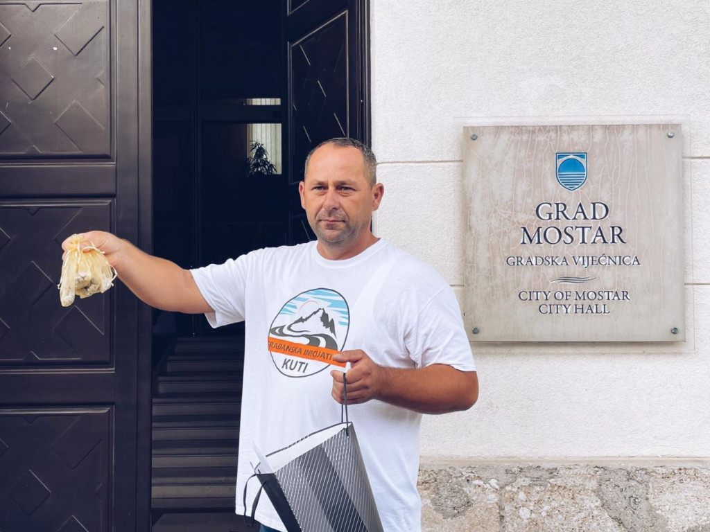 PERFORMANS ISPRED VIJEĆNICE Građani darivali vijećnike kamenčićima kamenoloma da ih ne vode blizu minskog polja