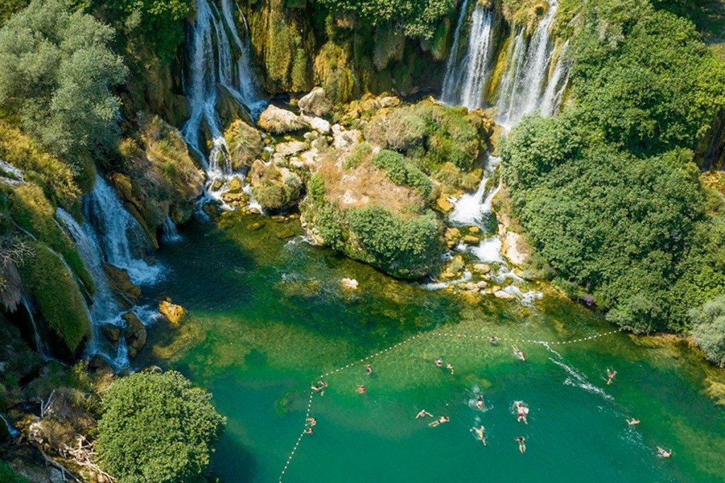 SEZONA U HERCEGOVINI ODLIČNA Na Kravici više od 150.000 turista, Međugoje iznenadili hodočasnici iz jedne zemlje...
