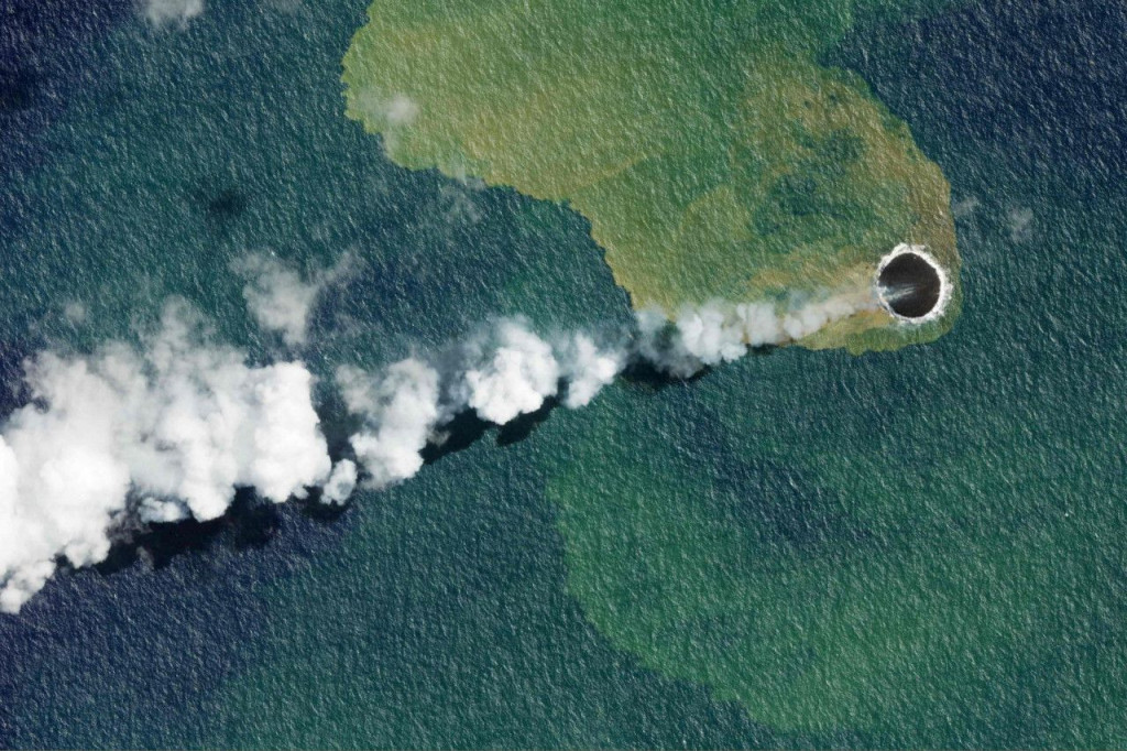TIHI OCEAN Nakon erupcije podvodnog vulkana pojavio se mali otočić