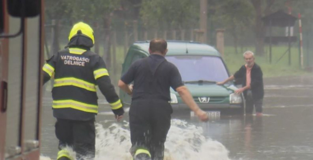 POPLAVE U HRVATSKOJ Sela odsječena, prometnice zatvorene, vodeni val ide prema Karlovcu