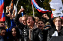 Rusi se masovno okupili na ulicama i traže aneksiju istoka Ukrajine, drugi bježe preko granica