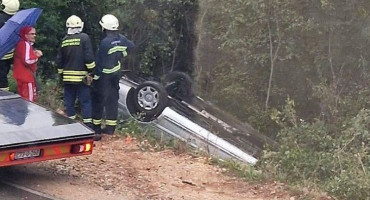ŠIROKI BRIJEG Automobil završio na krovu u jarku