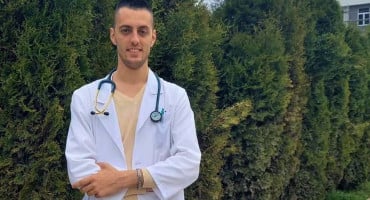 UPOZNAJTE GA Ovo je najmlađi doktor medicine u Bosni i Hercegovini