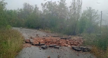 Udar groma oštetio cestu u Grudama